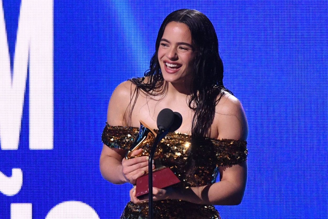Rosalía gana Grammy al mejor álbum latino alternativo por “Motomami»
