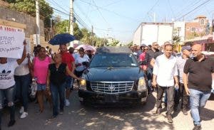 Sepultan a Donelly Martínez, muerto a mano de un Policía