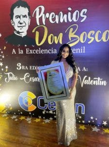 Scarlett Collado, integrante de “Pégate y Gana con el Pachá”, recibe Premio Don Bosco