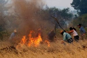 Menos calor y reducción de focos mejoran ola de incendios en Chile