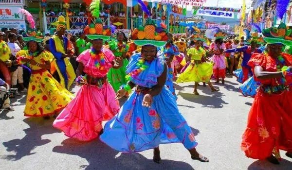 Haití intenta olvidar por unos días la violencia y baila a ritmo de carnaval