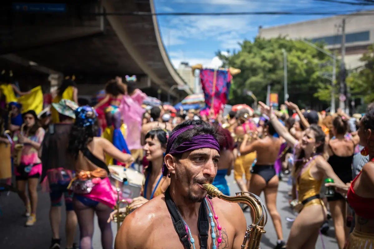 Miles de brasileños siguen entregados a un Carnaval que promete alargarse