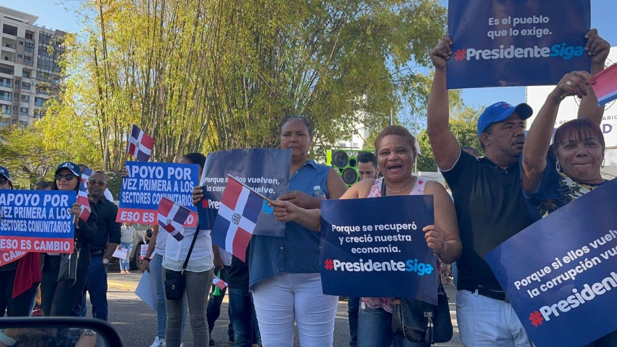 Las calles de SD divididas entre protestas, carnaval y ovaciones para Abinader
