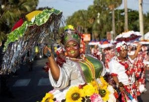 SD celebra su desfile de carnaval bajo el sol y el calor
