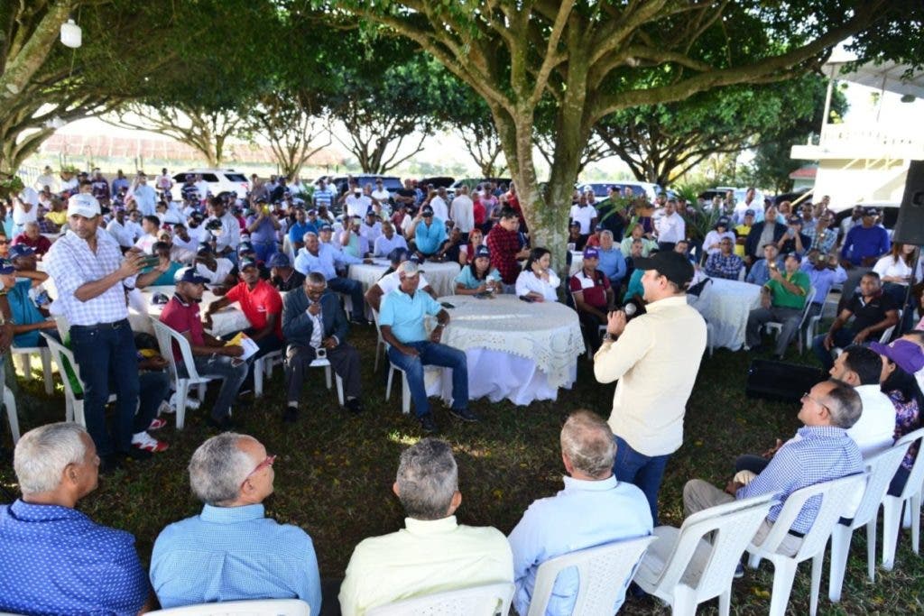 Abel Martínez compartió con productores agropecuarios quienes manifestaron las penurias que golpean el sector, así como la desesperación e incertidumbre que les embarga.