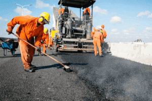 Alcaldía y Mocp asfaltan calles en  Los Alcarrizos