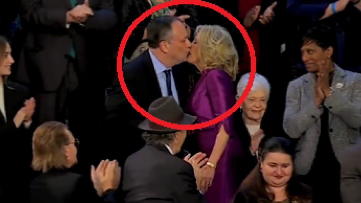 ¿Fue o no en la boca? El polémico beso entre la esposa de Biden y el esposo de Kamala Harris