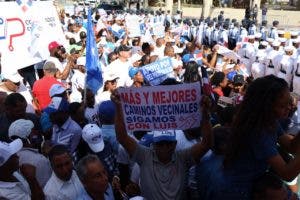 Con slogan 4+ perremeistas reciben Abinader a su llegada al Congreso