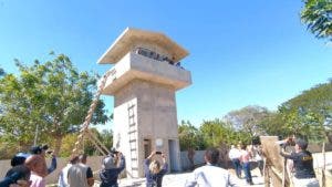 Ministro de Defensa supervisa construcción  muro fronterizo