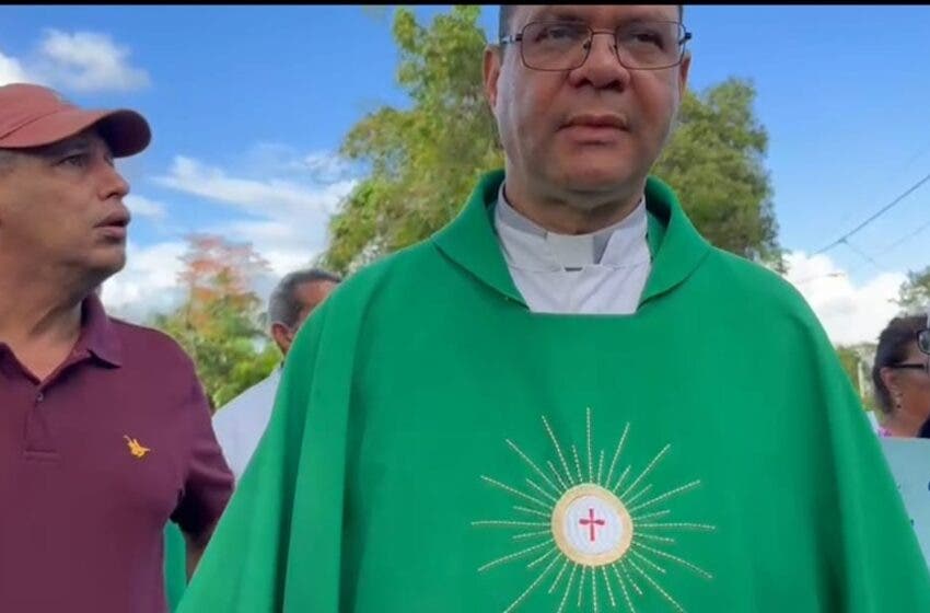 Organizaciones comunitarias de la comunidad de El  Aguacate, en Moca, acompañadas por el sacerdote  José Agustín Fernández, denunciaron la amenaza de un derrumbe en la carretera de esa comunidad.