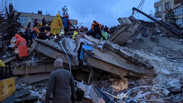 Turquía declara 3 meses de estado de emergencia por sismo