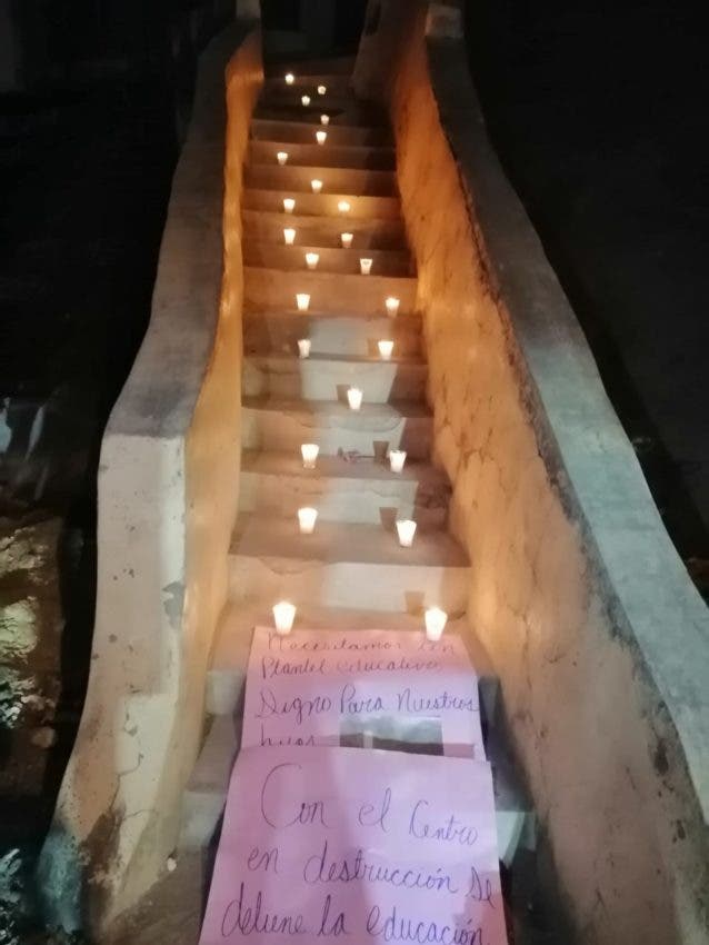 Padres y maestros de comunidad Arroyo Frío, en La Cumbre realizaron una protesta pidiendo a las autoridades una evaluación de la escuela tras el último sismo que se sintió en el país