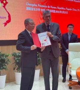 Dos universidades ponen en circulación libro de Miguel Mejía en China