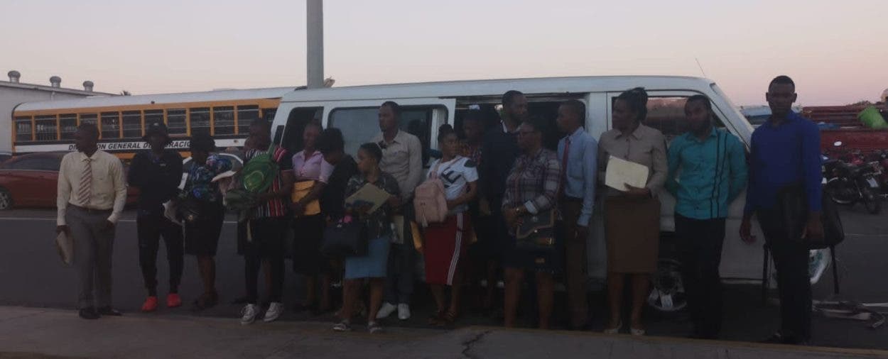 Apresan 18 haitianos ilegales en minibús