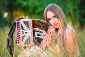 La Barbie del Acordeón de gira