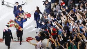 Miles de aficionados reciben en Japón a sus «Samuráis» tras ganar Mundial