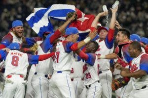 Cubanos avanzan en Clásico