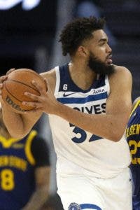 Towns anota 2 triples tardíos y guía Wolves