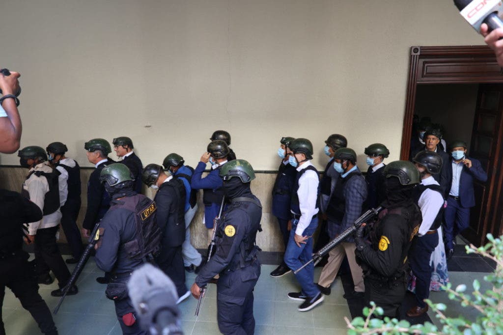 Imputados de la operación Calamar cuando son llevados al tribunal para conocerle medida de coerción. Foto Arlenis Castillo