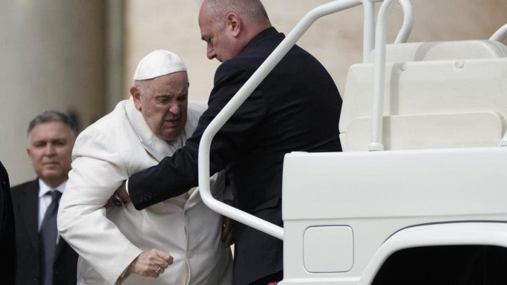 El papa pasa primera noche en hospital debido a una infección respiratoria