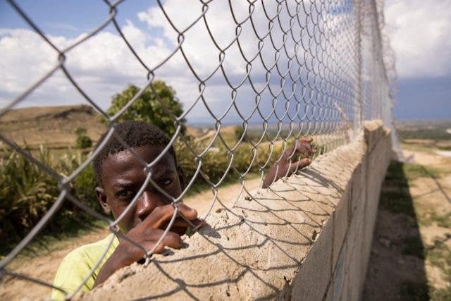 Amnistía denuncia discriminación dominicana a haitianos y el muro fronterizo