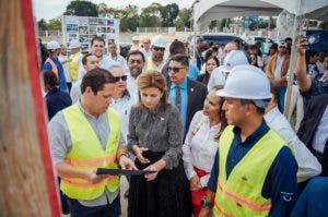 Raquel Peña y Carlos Bonilla supervisan obra Hospital San Vicente de Paul
