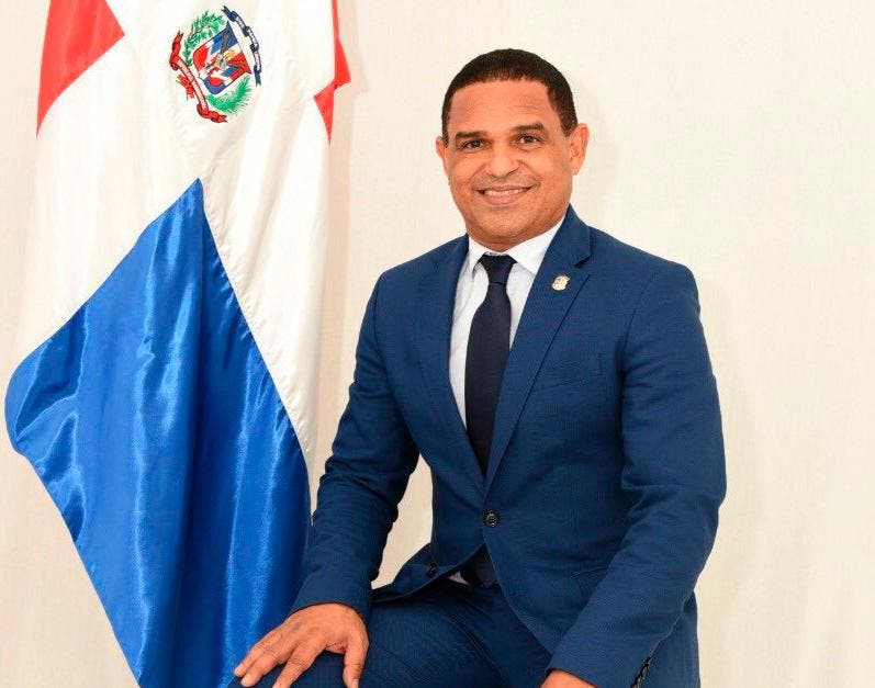 Sadoky Duarte propone usar placas de vehículos por provincias