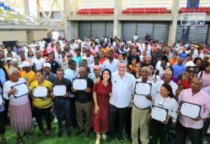 Abinader entrega 719 títulos de propiedad en Azua