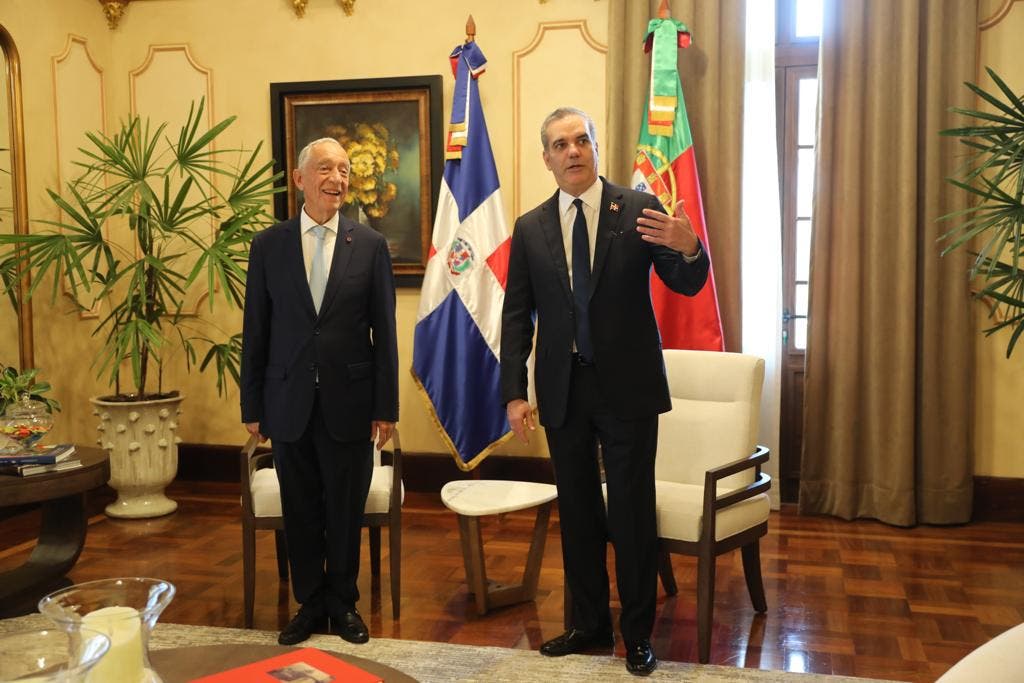 El presidente Luis Abinader recibe en su despacho a su homologo de Portugal, Marcelo Rebelo de Sousa, quien vino al país para participar en la XXVII Cumbre Iberoamericana.
