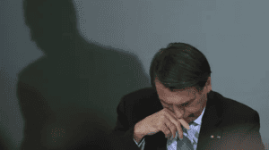 Bolsonaro llora y habla de momentos difíciles en evento político de su esposa