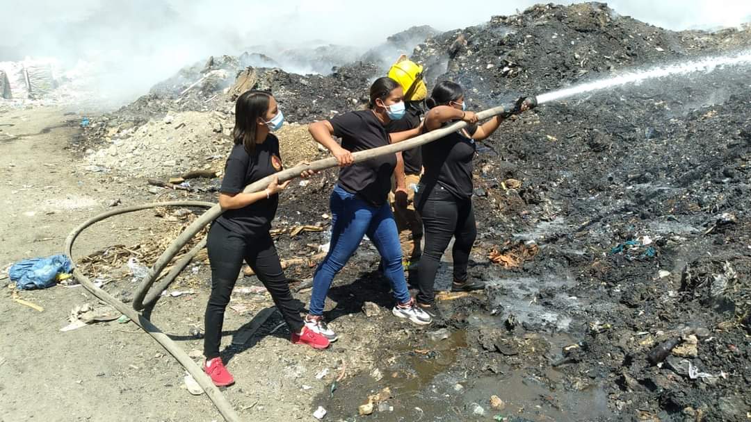 Humareda de vertedero afecta pueblos de Santiago