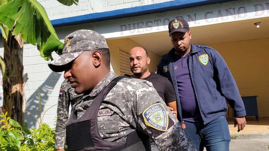 Chocho acusado de la muerte de la hija del corresponsal Enrique Vargas es trasladado a Moca por miembros de la Policía
