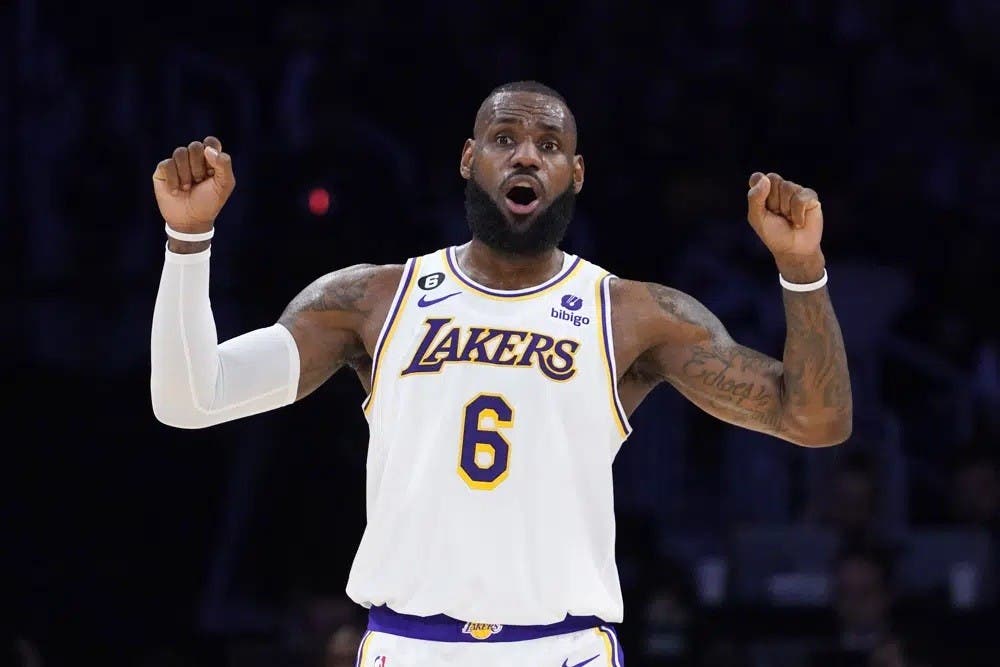 Lakers se imponen al Jazz; LeBron anota ocho triples