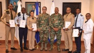 Ministro de Defensa condecora atletas