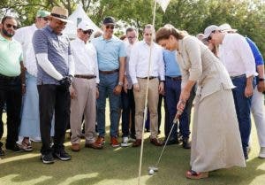 Dedican Golf Acis a la vice Raquel Peña