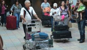 Indagarán quejas pasajeros contra maleteros AILA
