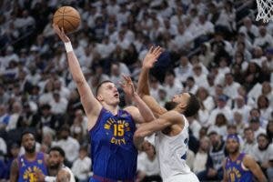 Jokic encarrila el pase de ronda de los Nuggets