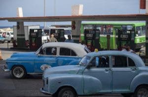 “Dormí anoche en el carro», vuelven las colas en las gasolineras cubanas