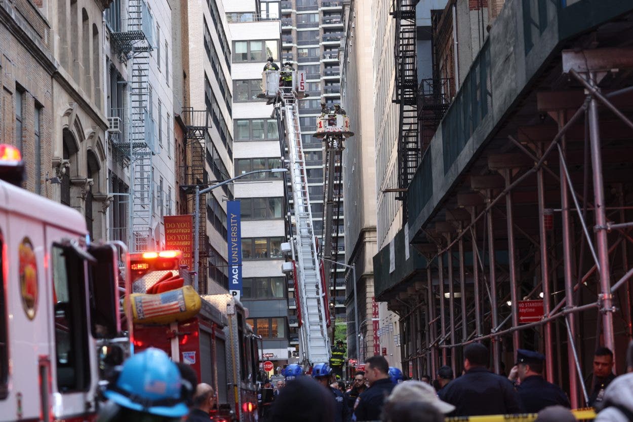 Un muerto y 4 heridos al derrumbarse un aparcamiento de 4 pisos en Nueva York