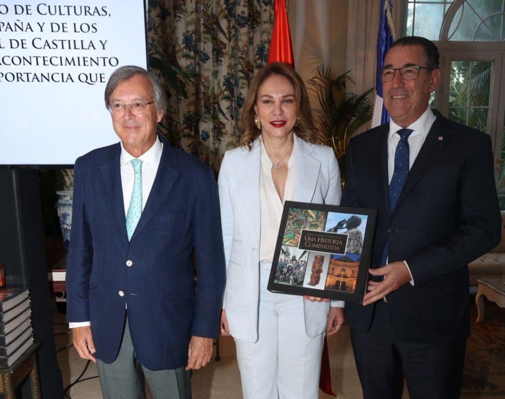 El embajador de España, Antonio Pérez-Hernández, la ministra Milagros Germán y Martín Oliva. Foto: Alberto Calvo