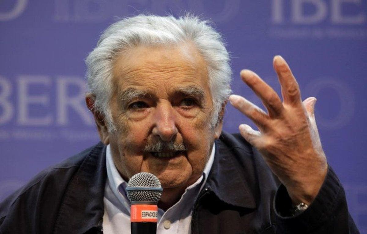 Mujica pide jóvenes pelear por sociedad