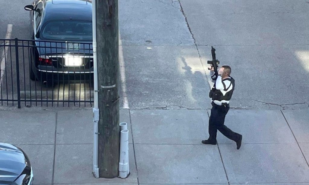 Esta foto proporcionada por Reid Cornell muestra la presencia de la policía cerca de la escena de un tiroteo en Louisville, Kentucky, el lunes 10 de abril de 2023. (Reid Cornell vía AP)