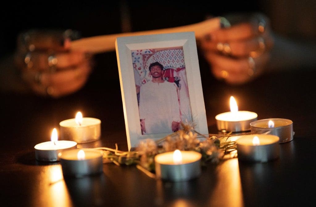 Singapur (Singapur), 26/04/2023.- Una fotografía enmarcada del preso condenado a muerte Tangaraju Suppiah está rodeado de velas durante una vigilia en su honor en una oficina privada en Singapur, el 26 de abril de 2023. Suppiah fue ejecutado el 26 de abril de 2023 según el grupo local de defensa contra la pena de muerte, el Colectivo de Justicia Transformativa (TJC), en la primera pena capital del país llevada a cabo en el año. Tangaraju fue condenado por instigar un intento de traficar un kilogramo de cannabis en 2013. El caso ha reavivado el debate en la ciudad estado sobre la pena capital en medio de las preocupaciones de los activistas sobre la imparcialidad de su juicio y condena. (Singapur, Singapur) EFE/EPA/QUÉ JOVEN