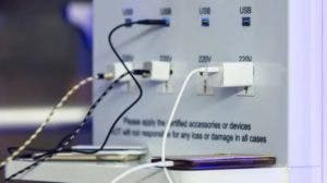 Aconseja no conectar celulares en estación carga pública