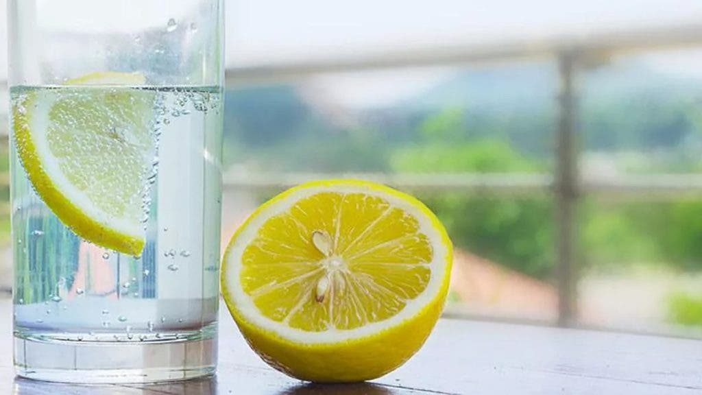 Beneficios del agua con limón en las mañanas