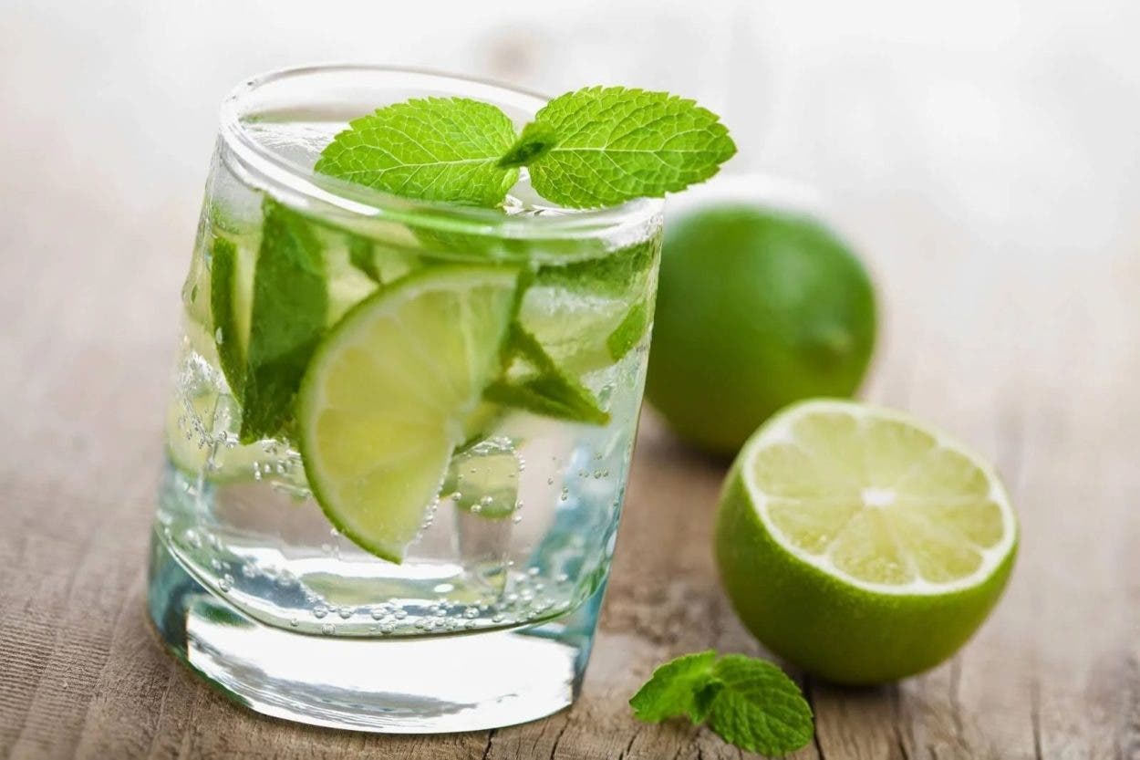 Beneficios del agua con limón en las mañanas