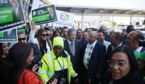 Partidarios LF en NY lo reciben en aeropuerto JFK