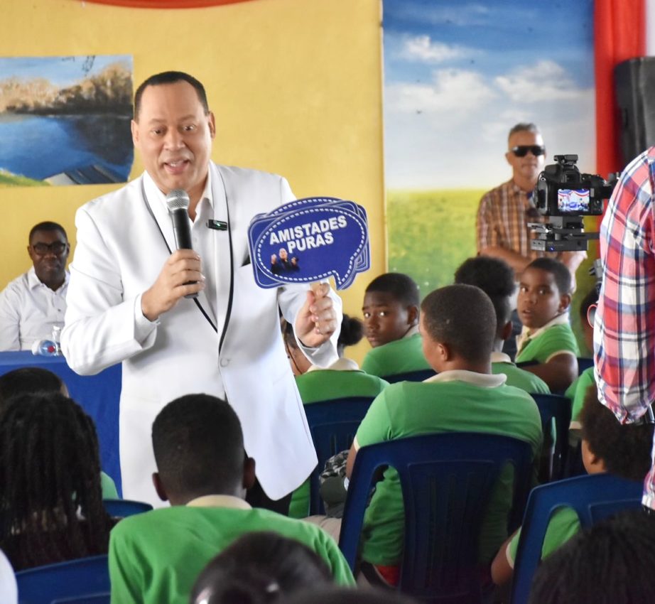 Franklin Mirabal realiza charla en La Romana