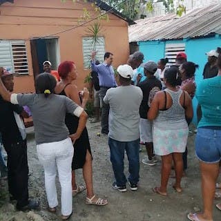 Aspirante a alcalde visita Villa Flores en San Juan