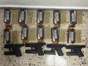 Policía halla armas y municiones en caja camuflada comida